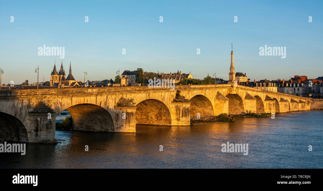 Vue sur le pont Jacques Gabriel et la ville de Blois au coucher du soleil , Loire-et-Cher, Center-Val de Loire, France, Europe Banque D'Images