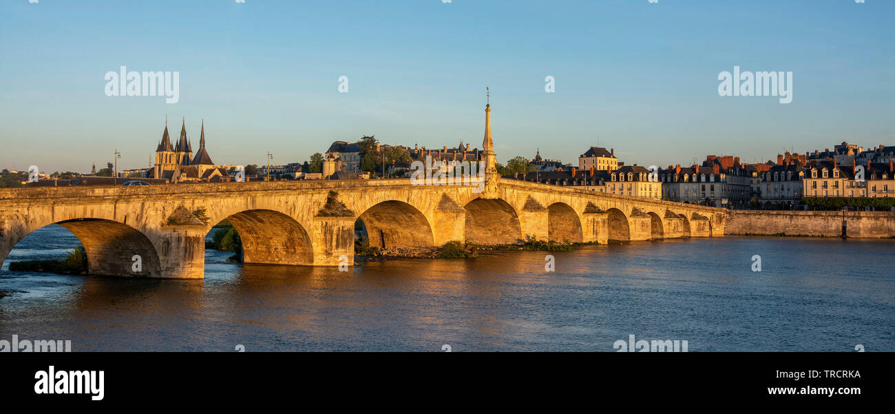 Vue sur le pont Jacques Gabriel et la ville de Blois au coucher du soleil , Loire-et-Cher, Center-Val de Loire, France, Europe Banque D'Images