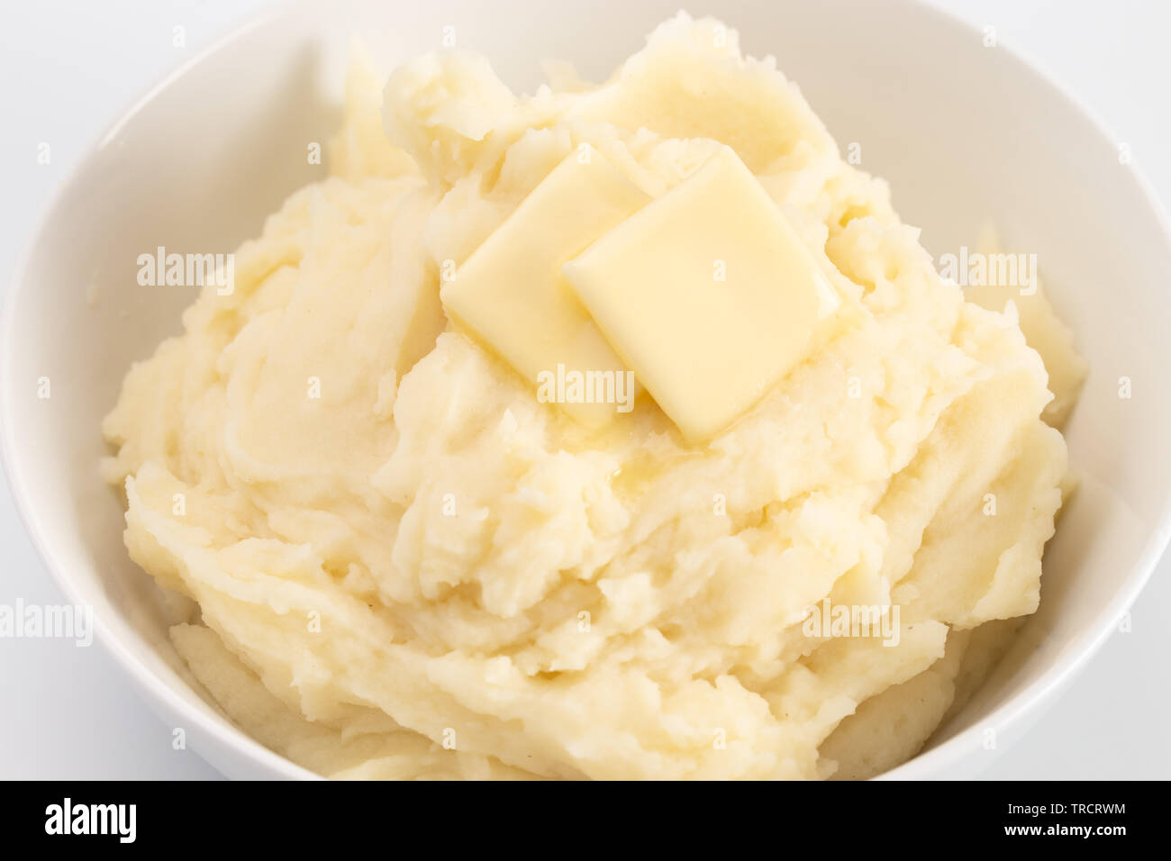 Purée de pommes de terre style maison avec du beurre isolé sur une table en bois Banque D'Images