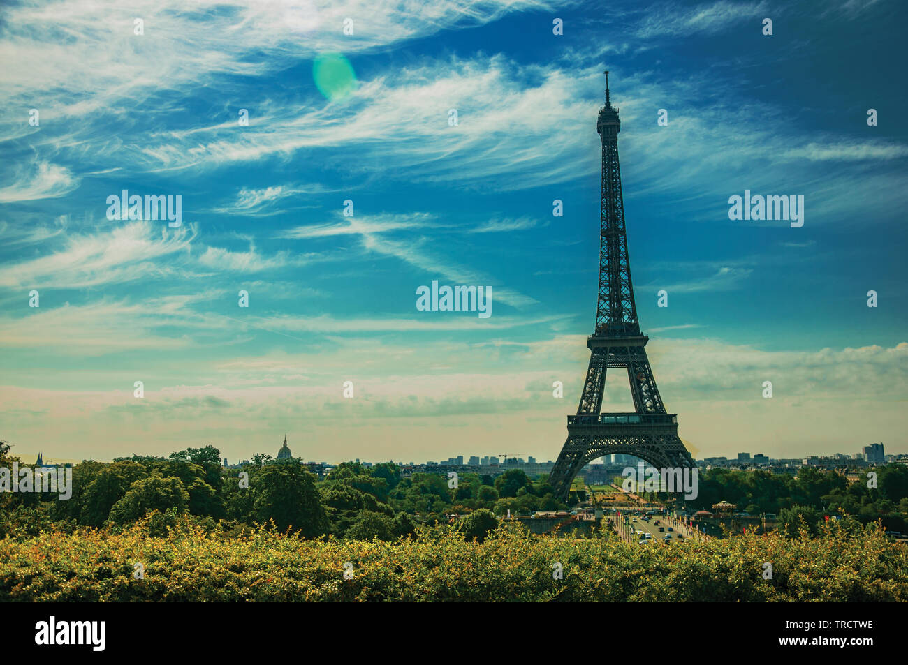 Seine, Tour Eiffel et verdure vu du Trocadéro à Paris. L'un des plus impressionnants du monde centre culturel en France. Banque D'Images