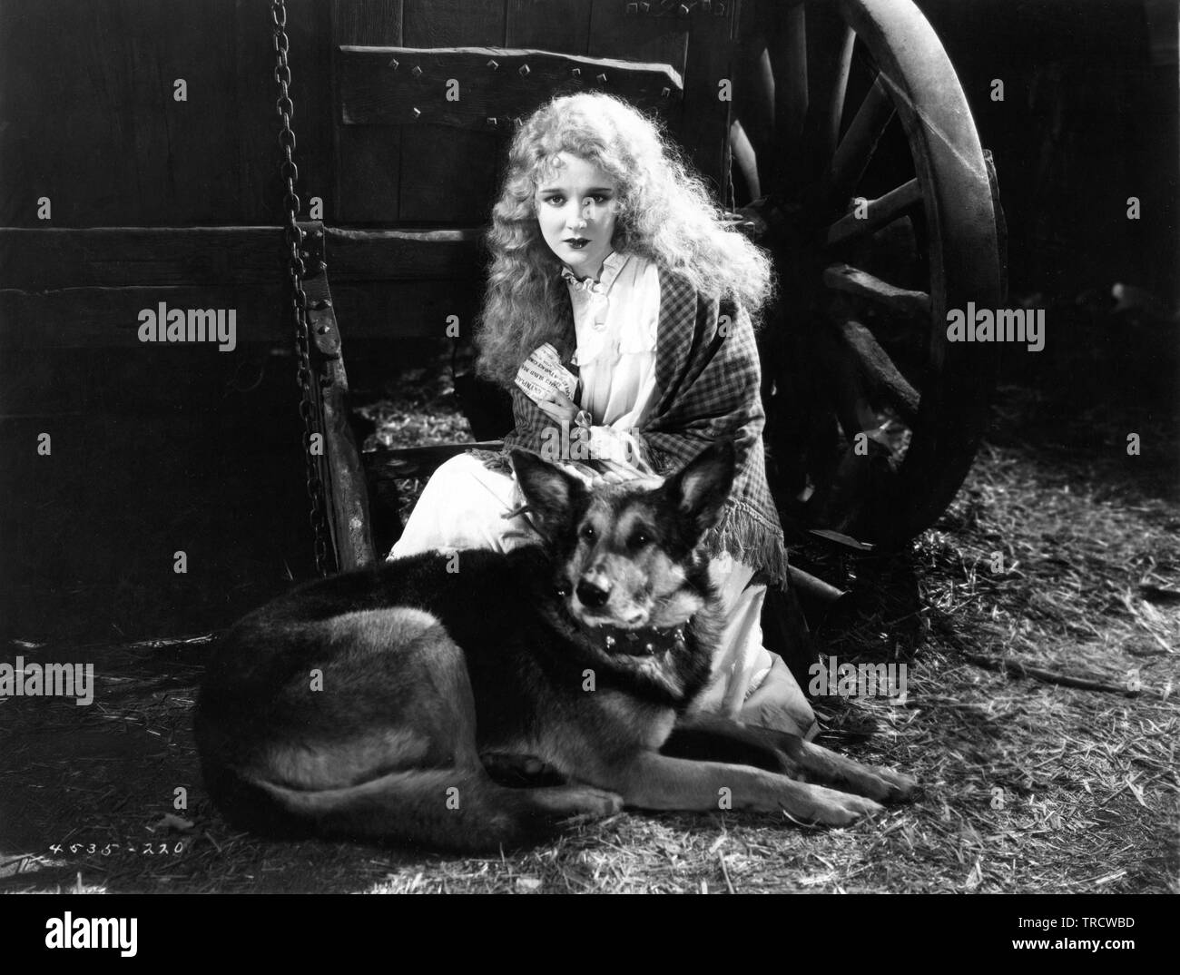 Mary Philbin et le chien l'homme qui rit 1928 réalisateur Paul Leni roman Victor Hugo producteur Carl Laemmle Universal Pictures Banque D'Images