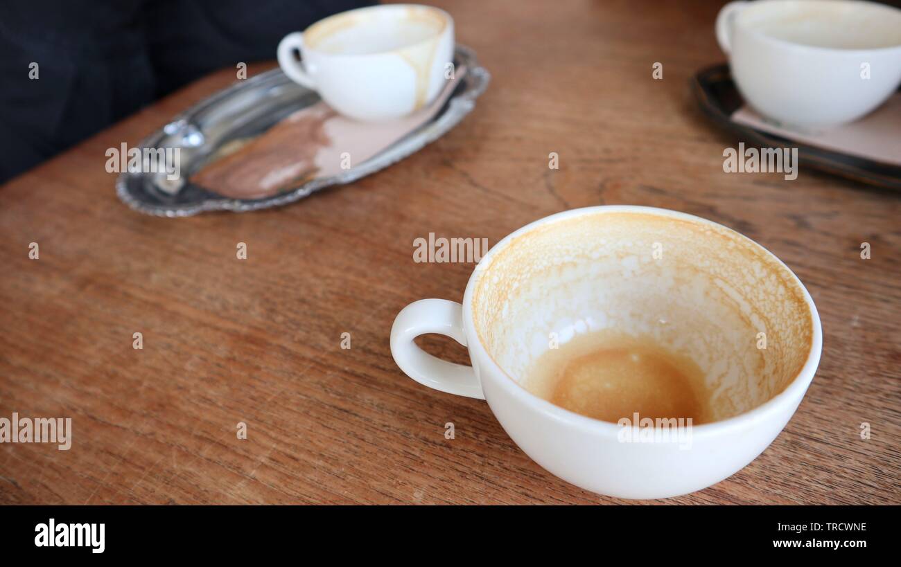 Tasses de café vide sur une table en bois Banque D'Images