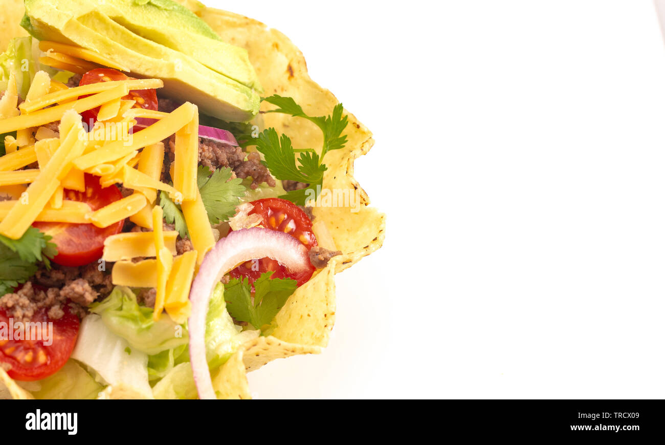 Salade taco dans une tortilla de maïs croquant Bol isolé sur fond blanc Banque D'Images