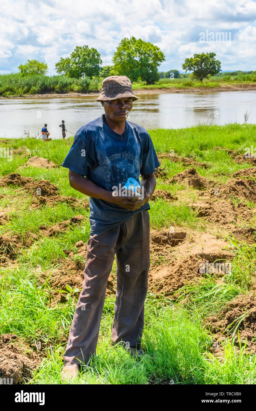 Agriculteurs du Malawi prêt à planter du maïs semence comme il plante à Idai Cyclone dans son domaine près de la rivière Shire dans Nsanje Malawi Banque D'Images
