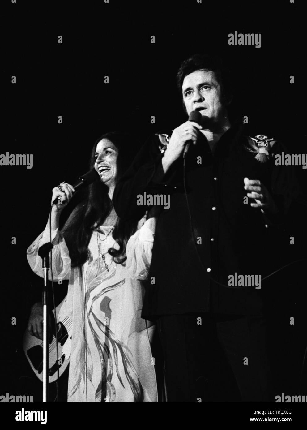 Amsterdam, Pays-Bas : chanteur et guitariste Johnny Cash (1932-2003) avec son épouse June Carter effectuer en direct sur scène à Amsterdam, Pays-Bas. 11-04-1976. (Photo de Gijsbert Hanekroot) Banque D'Images