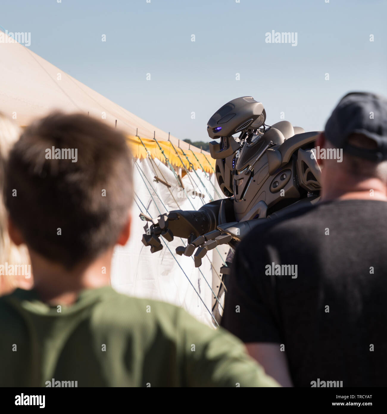 Holowell, Northamptonshire, Royaume-Uni: Titan le robot, un costume de robot mécanisé, divertit les gens au spectacle annuel de vapeur Holowell et de cheval lourd. Banque D'Images