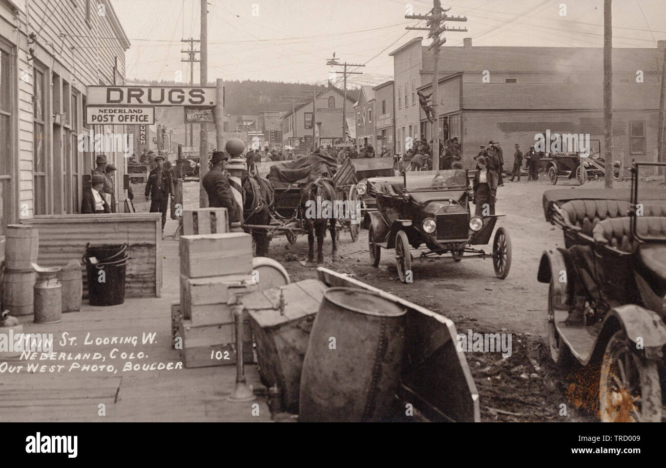 L'homme à la rue ouest, Nederland Colorado USA, vieille carte postale. Banque D'Images