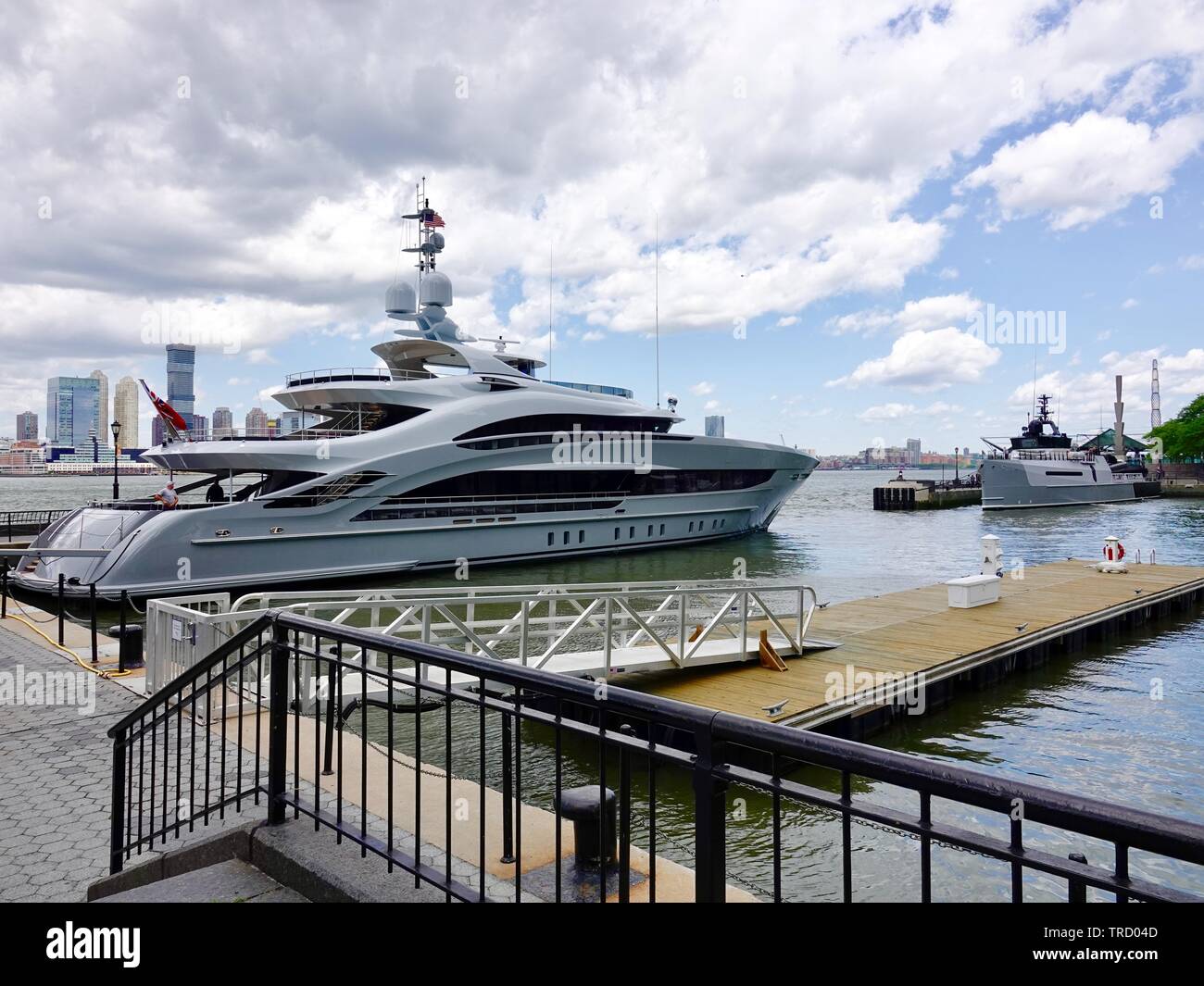 Yacht de luxe, Hudson River, Manhattan, New York, NY, USA Banque D'Images