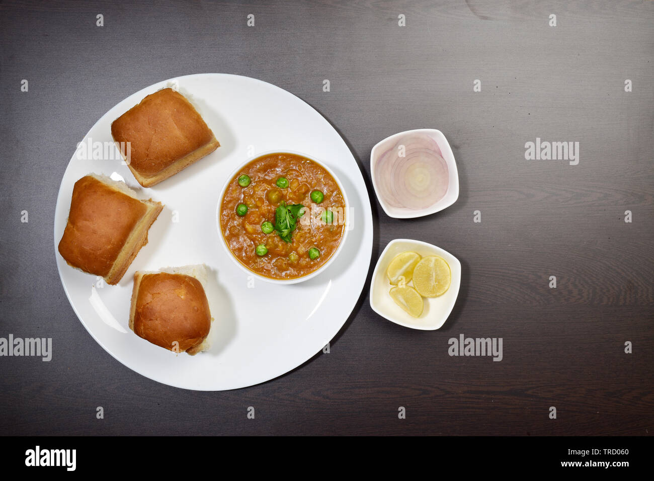 Pav bhaji indiens alimentaire Mumbai de légumes avec du pain close-up dans un bol sur la table. haut horizontale Vue de dessus Banque D'Images