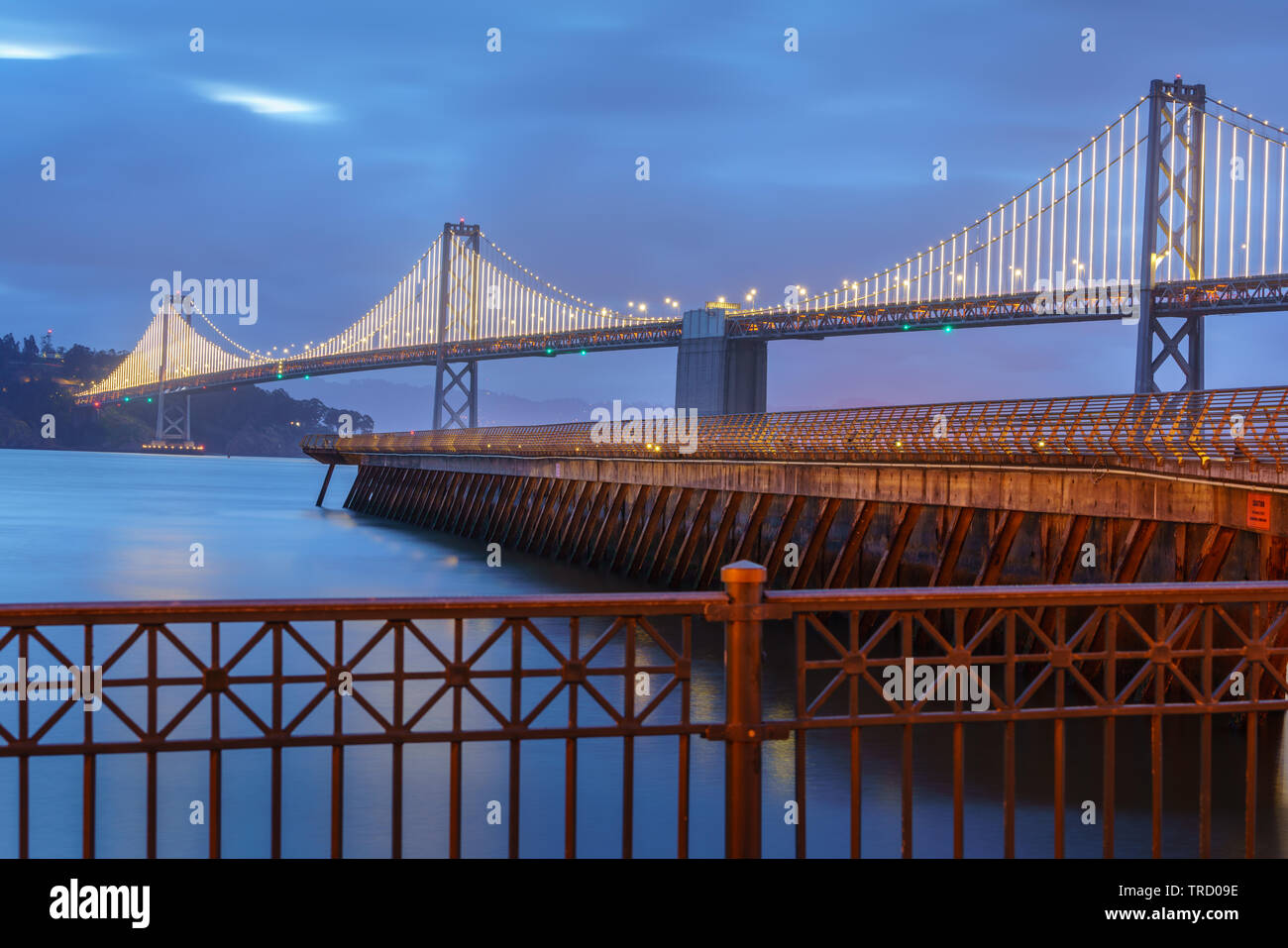 Bay Bridge est situé en Californie, États-Unis, et relie San Francisco et Oakland. Sa construction achevée en 1936 et est l'un des principaux monuments de Banque D'Images