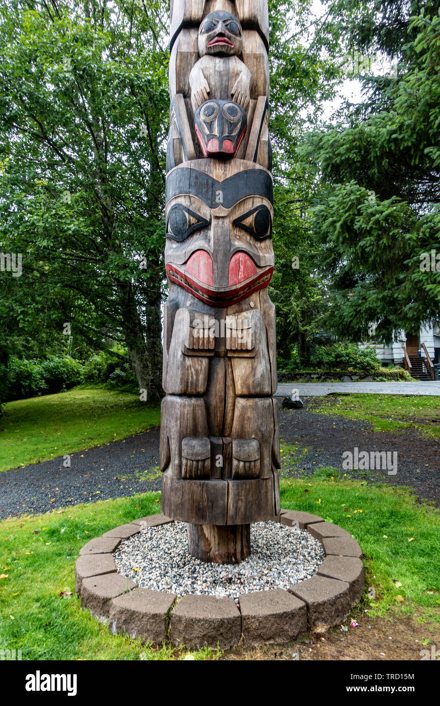 Les Totems traditionnel situé dans le parc historique national de Sitka à Sitka, Alaska Banque D'Images