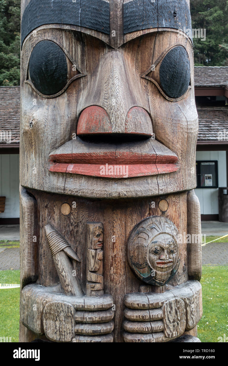 Les Totems traditionnel situé dans le parc historique national de Sitka à Sitka, Alaska Banque D'Images