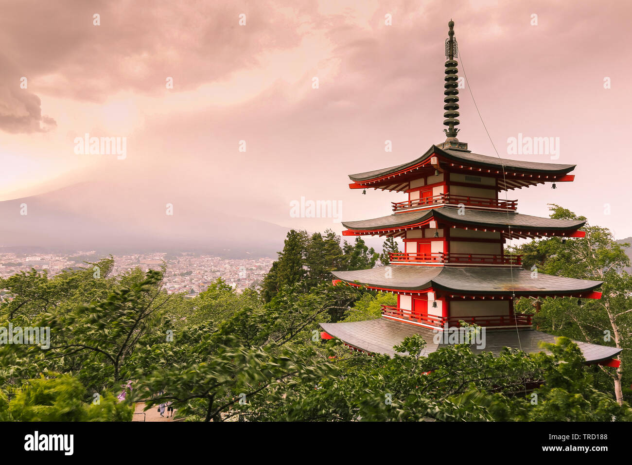 Arakurayama Chureito avec parc Sengen Pagoda sur un jour venteux et orageux avec vue partielle sur le Mont Fuji. Banque D'Images