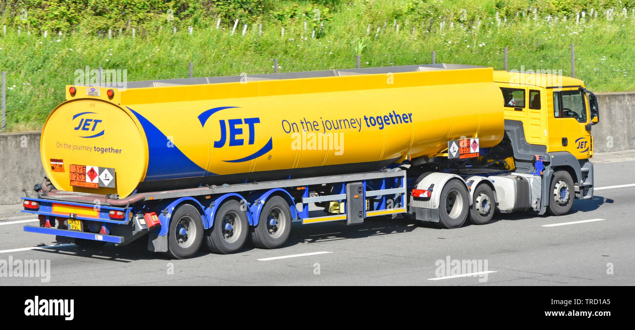 Vue arrière côté & logistique de transport à réaction camion poids lourds articulés & Chaîne d'essence carburant pétrolier diesel camion de livraison de la conduite sur autoroute England UK Banque D'Images