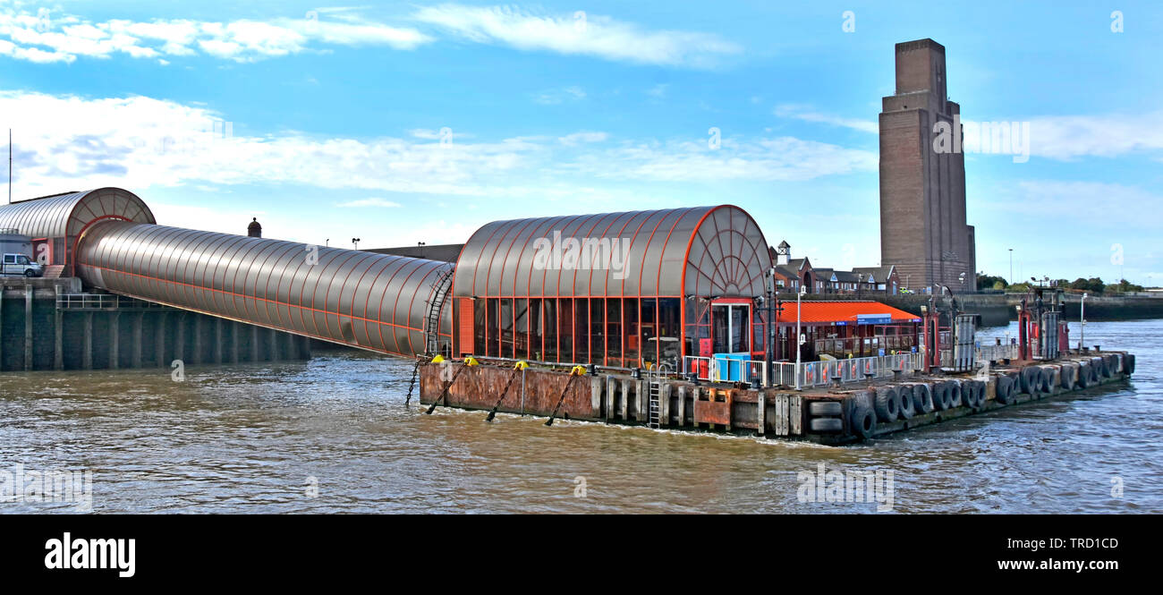 Dabinda Woodside Birkenhead landing stage sur la Péninsule de Wirral Mersey Ferries ferry boat service public de transport de l'arbre de ventilation au-delà UK Banque D'Images