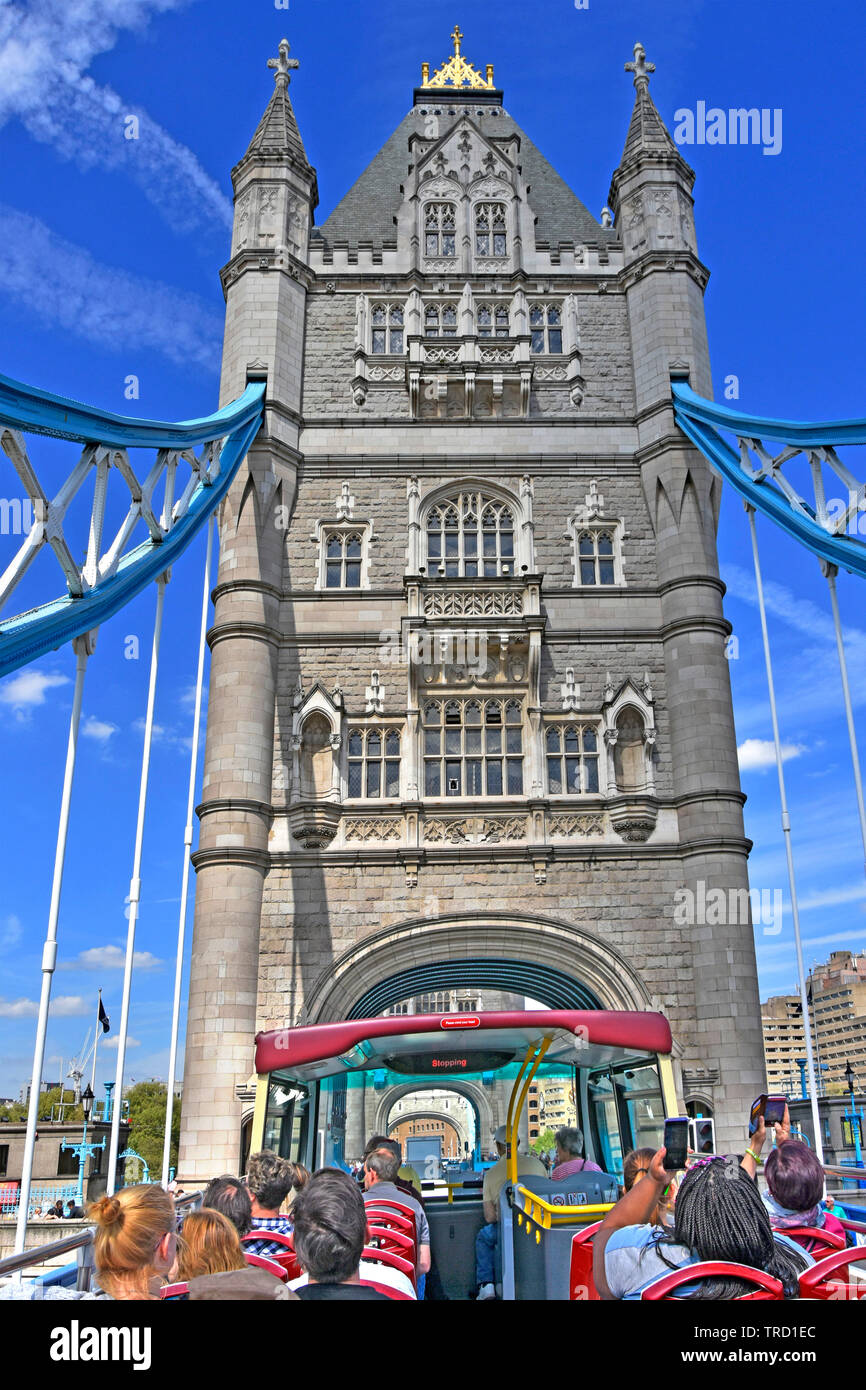 Open top double decker bus touristique vue arrière de passagers sur Visite guidée d'été sur le Tower Bridge en prenant des photos sur ciel bleu day London England UK Banque D'Images