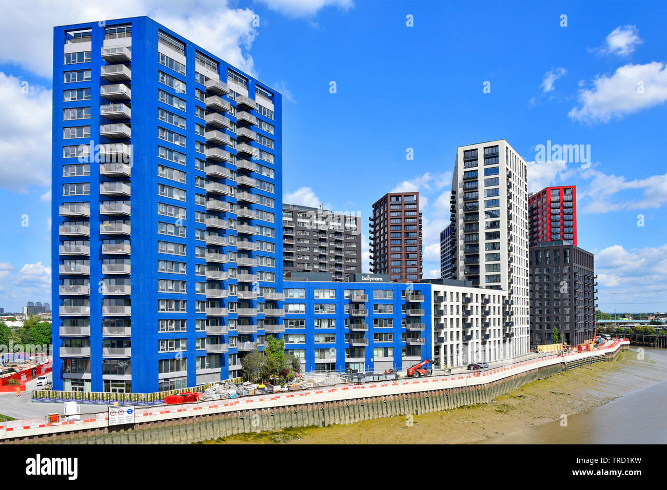 L'île de ville des tours d'habitation, soit le site de l'East London development apartment blocks nouvelles maisons paysage urbain du fleuve Lee Creek UK Canning Town Banque D'Images