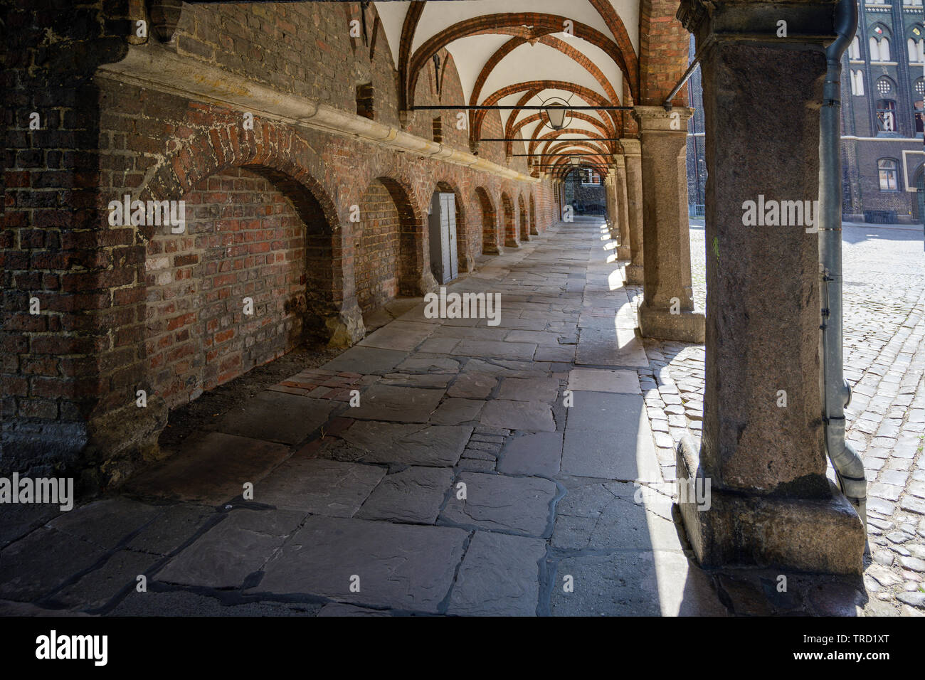 Passage Arcade dans l'arrière-cour de cathédrale St Mary (Marienkirche allemand) et l'hôtel de ville dans la vieille ville historique de Lübeck, une destination touristique Banque D'Images
