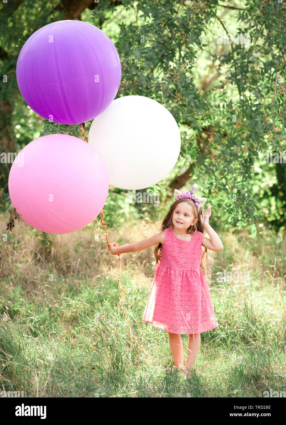 Funny Bebe Fille 4 5 Ans Holding Ballons Colores En Parc Porter Robe Rose D Ete A L Exterieur L Enfance Photo Stock Alamy