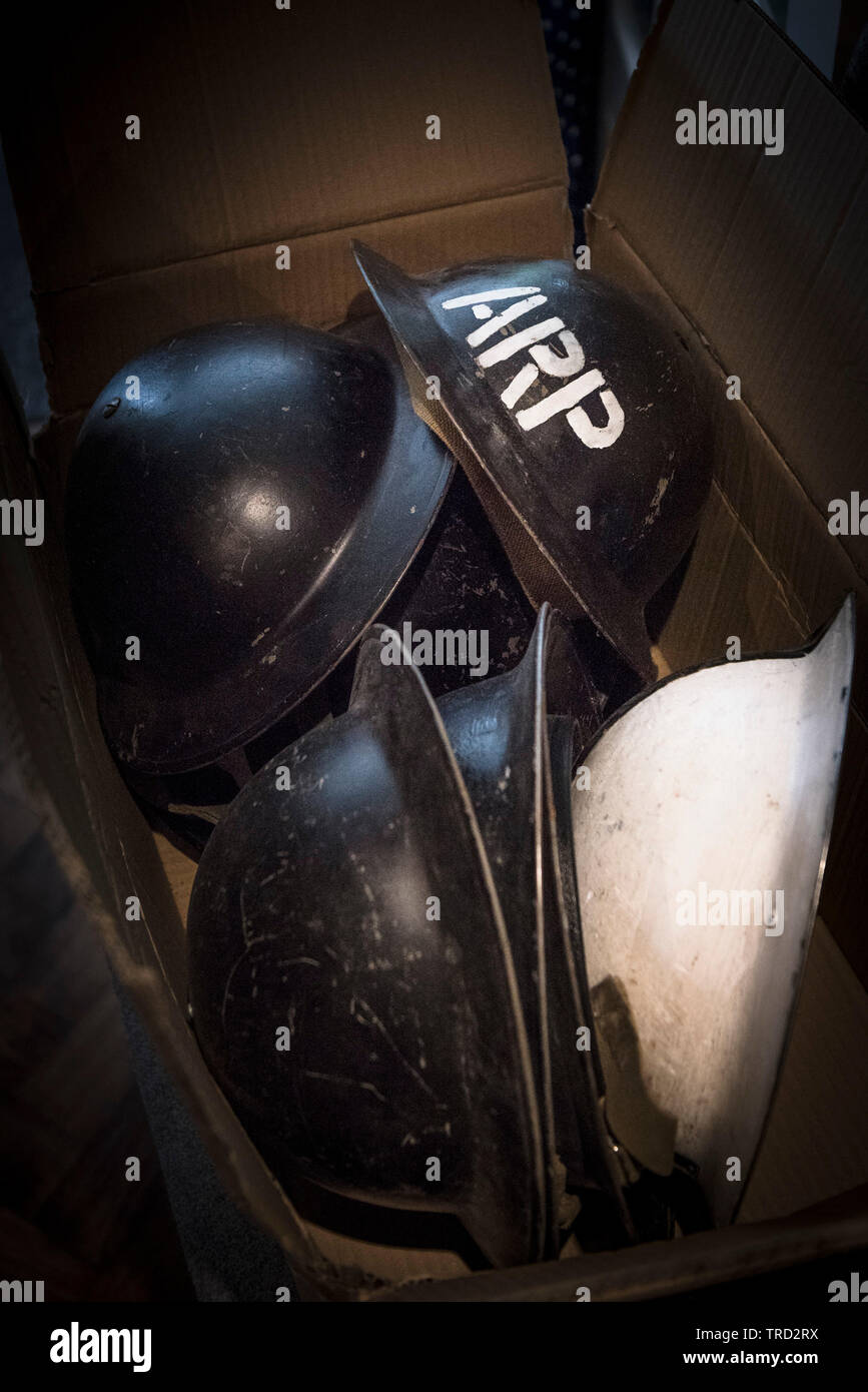 Une boîte en carton de la Seconde Guerre mondiale La casques ARP utilisé pour une production théâtrale Banque D'Images