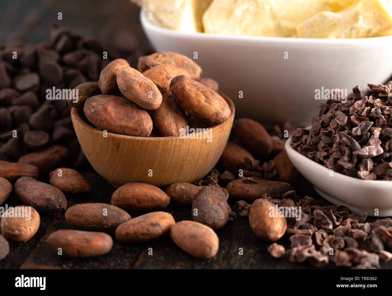 Différentes étapes de la production du chocolat Beurre de cacao nibs de cacao fèves de cacao et de chocolat Banque D'Images