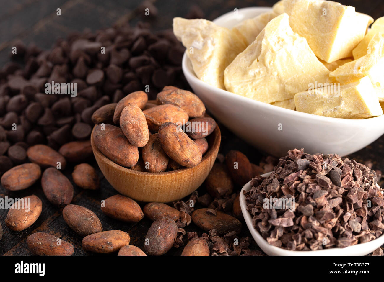 Différentes étapes de la production du chocolat Beurre de cacao nibs de cacao fèves de cacao et de chocolat Banque D'Images
