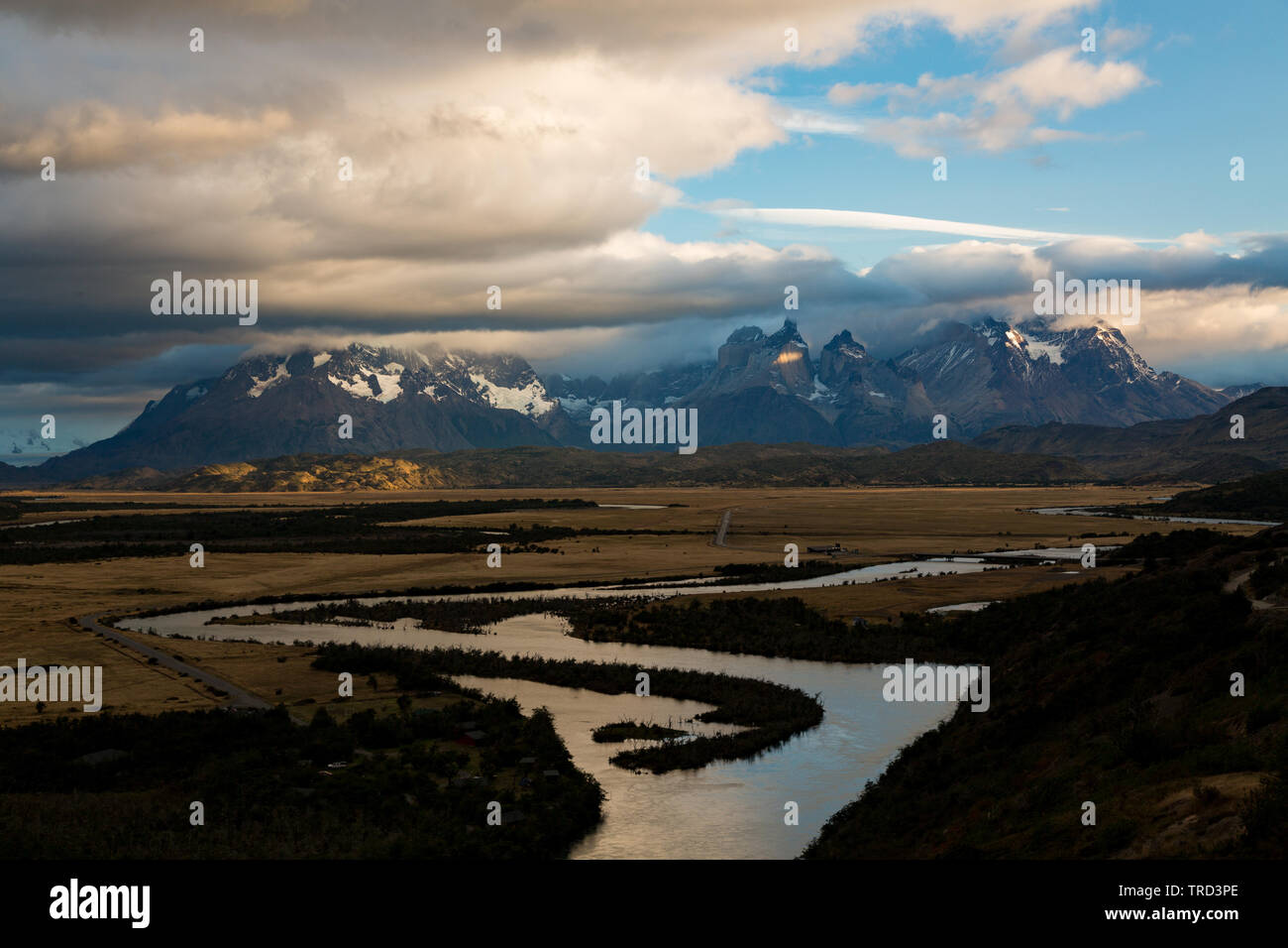 Vue du Rio Serrano Torres del Paine et au lever du soleil Banque D'Images