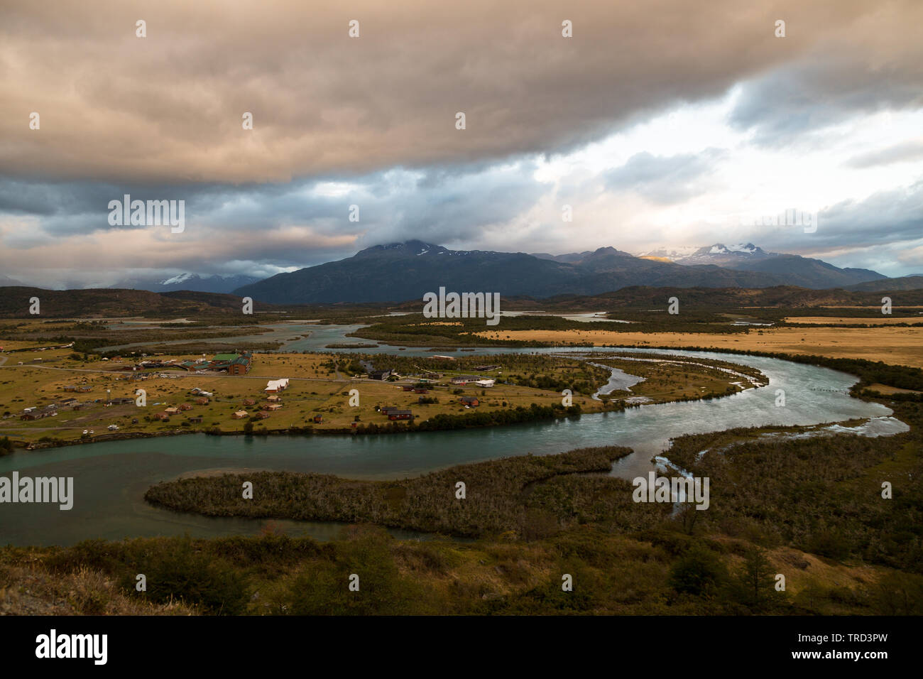 Vue du Rio Serrano Torres del Paine et au lever du soleil Banque D'Images