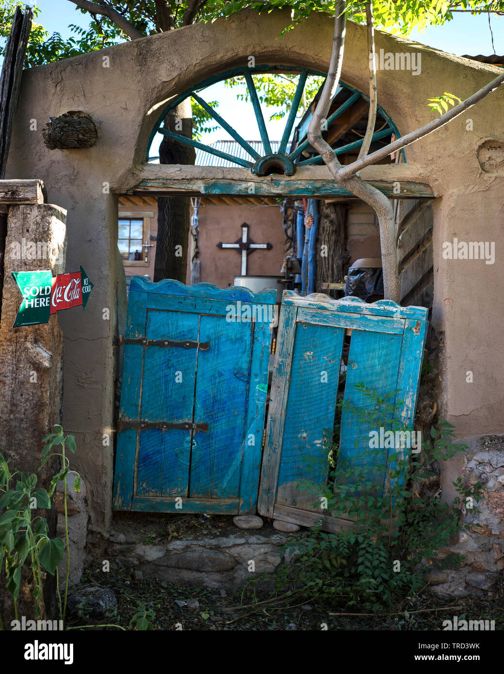 ANCIEN MAGASIN ANTIQUE À PORTES BLEUES À CHIMAYO, NOUVEAU MEXIQUE Banque D'Images