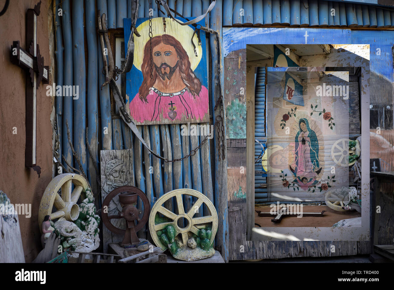 Galerie ENTRÉE MARCHE CHIMAYO Montrant Jésus sur l'étain antique CONSEIL AVEC D'AUTRES ŒUVRES FOLKLORIQUES Banque D'Images