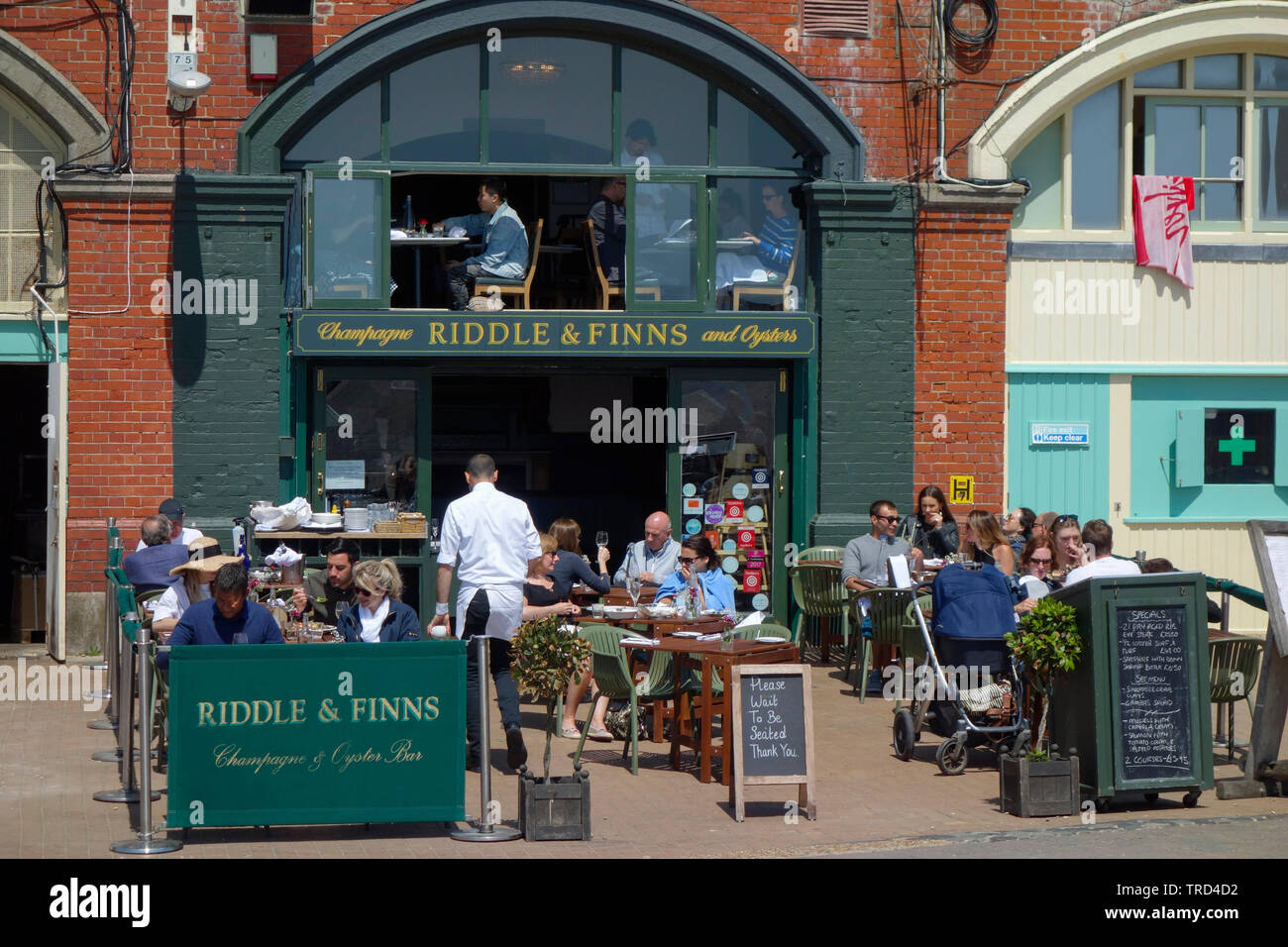 Riddle et Champagne finlandais et l'Oyster Bar sur le front de mer de Brighton. Banque D'Images