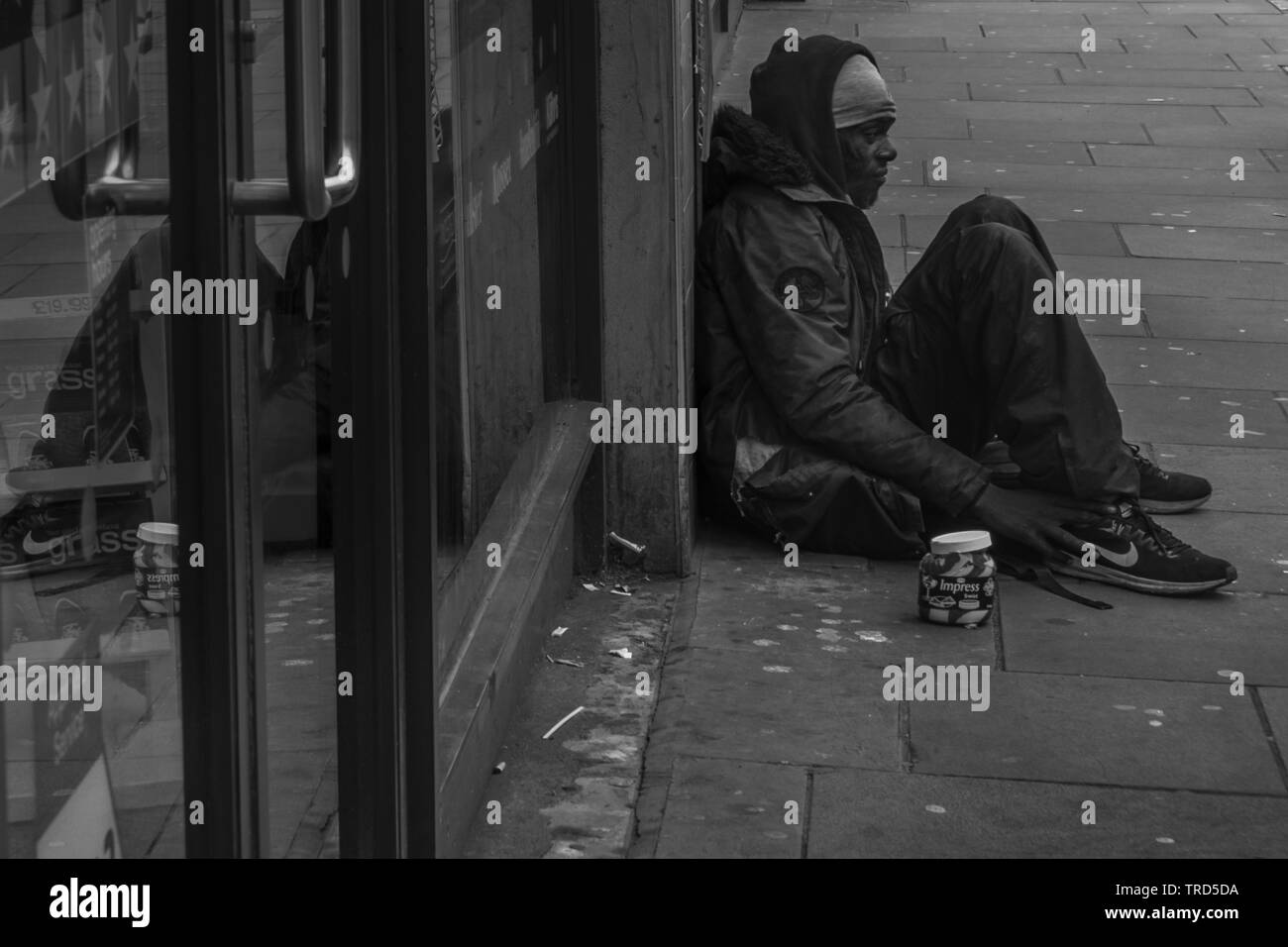 Londres - 30 mai 2019 - l'homme mendiant dans la rue pour demander de l'argent. Les mendiants. Problème social. Noir et blanc. Question sociale Banque D'Images