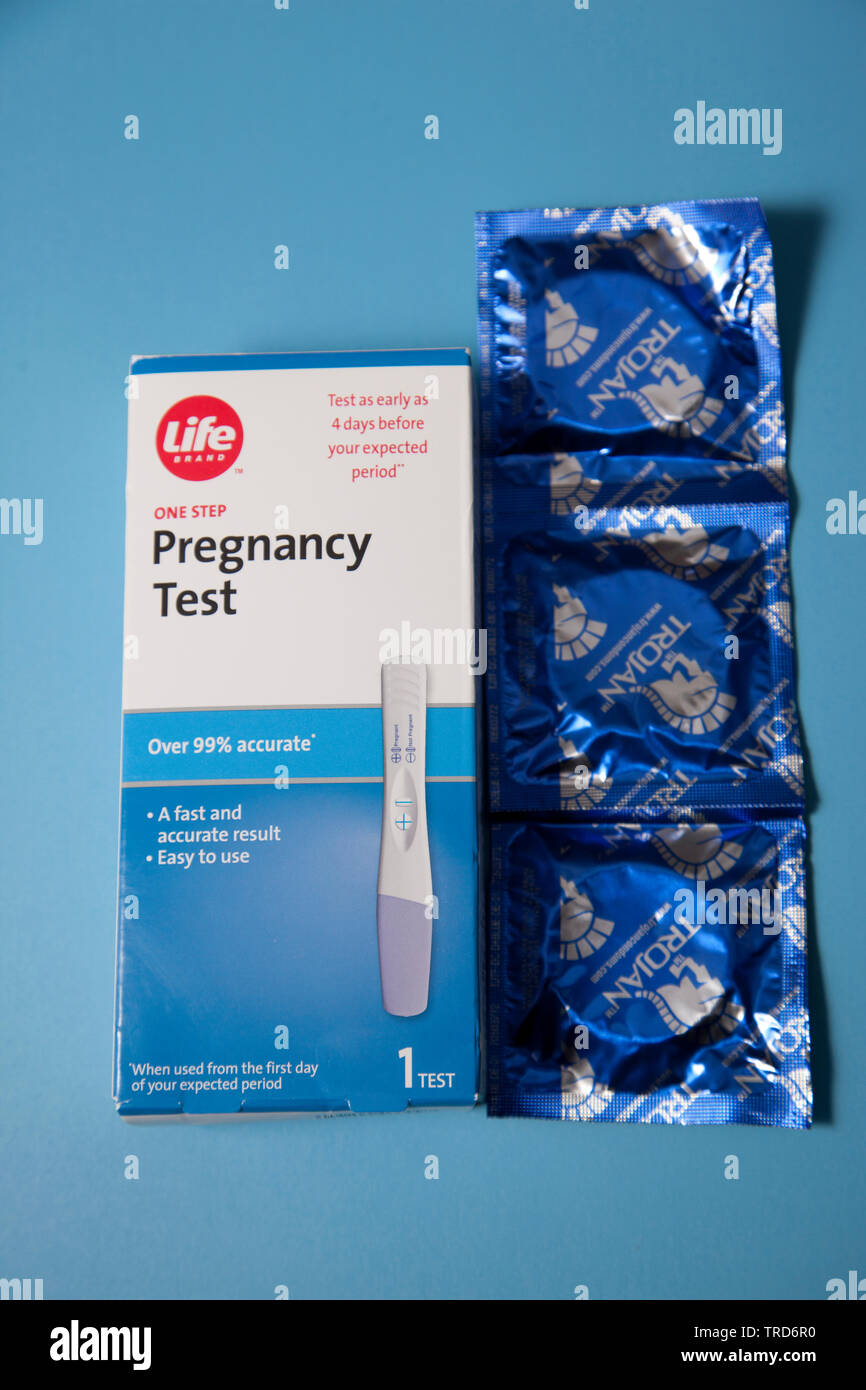 Halifax, Canada- 1 juin 2019 : la protection de la grossesse test de grossesse et d'illustration avec les condoms Trojan Banque D'Images