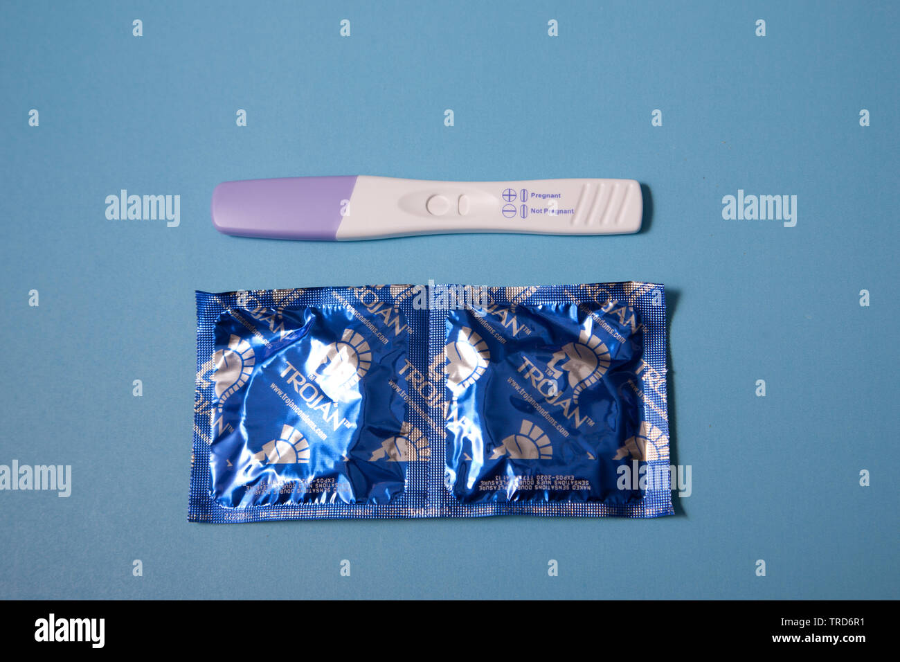 Halifax, Canada- 1 juin 2019 : la grossesse test de grossesse et la protection avec les condoms Trojan Banque D'Images