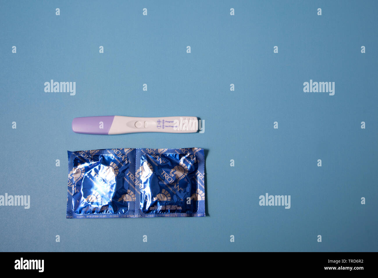 Halifax, Canada- 1 juin 2019 : test de grossesse avec des préservatifs Banque D'Images