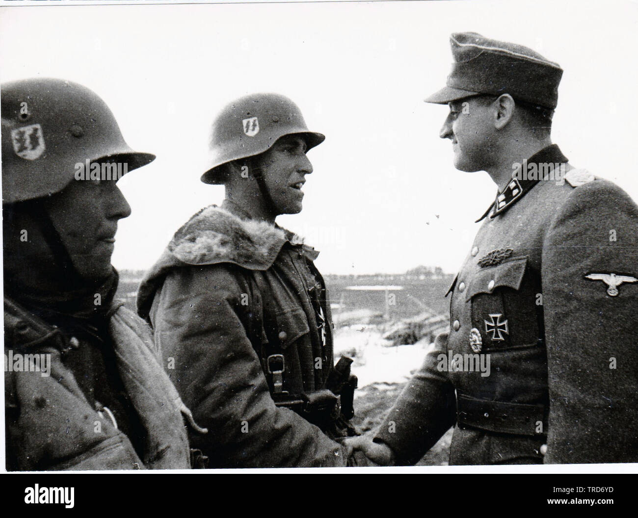 Les Waffen SS Sturmbannfuhrer Franz Hack félicite deux de ses hommes vêtus de parkas d'hiver 1944 sur le front de l'Est Banque D'Images