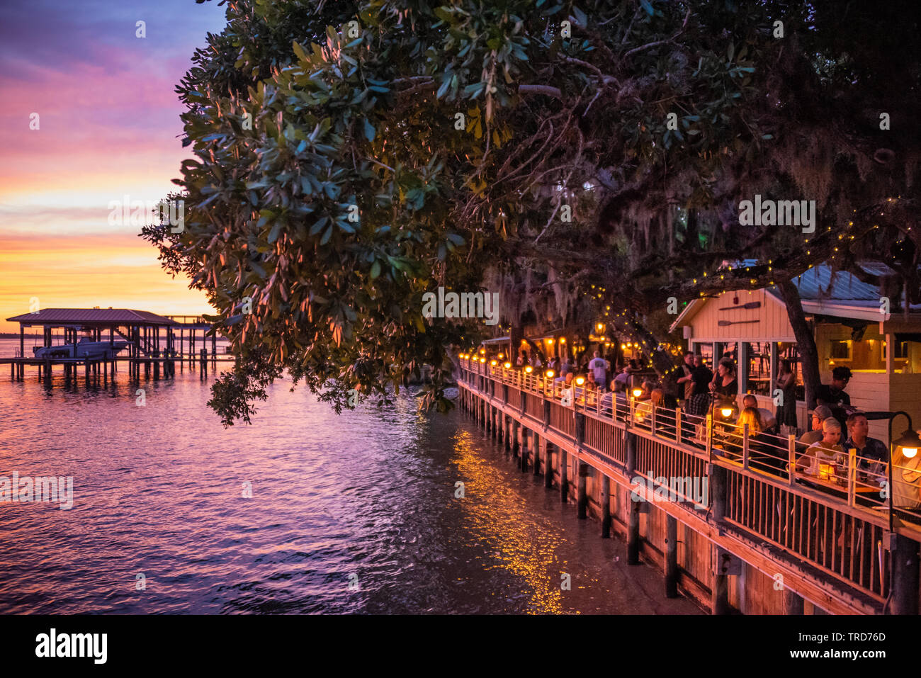 Vue du coucher de soleil de Floride colorés de bouchons sur l'eau restaurant de fruits de mer le long de l'Intracoastal Waterway à Saint Augustine, en Floride. (USA) Banque D'Images