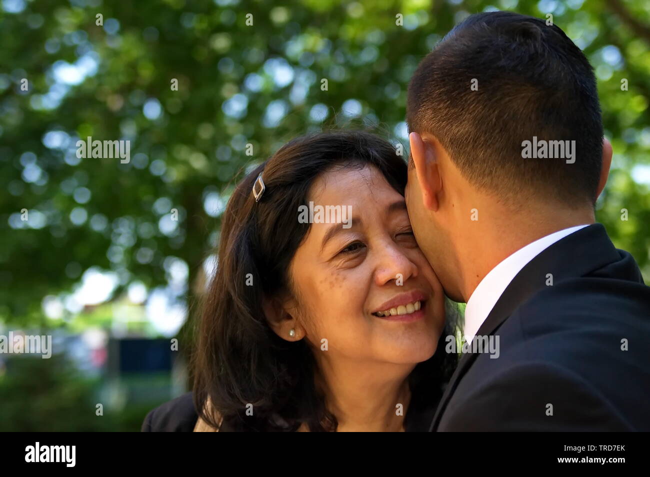 New York City, NY / USA - 24 juin 2016 : Mère et fils embrassant pendant un moment difficile Banque D'Images