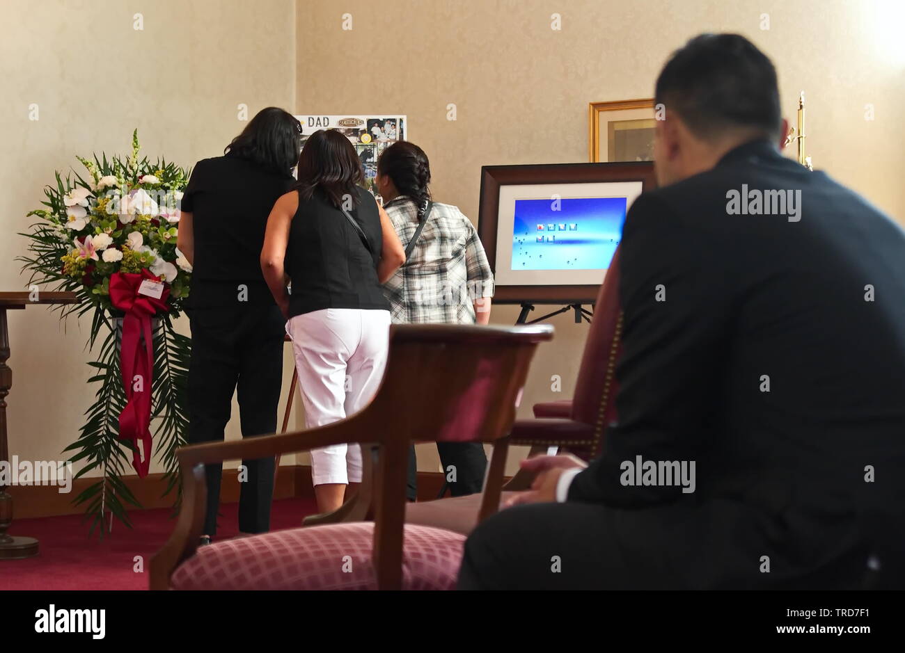 New York City, NY / USA - 24 juin 2016 : un groupe de femmes se rappeler au sujet de l'être aimé en tant que membre de la famille regarde solennellement Banque D'Images