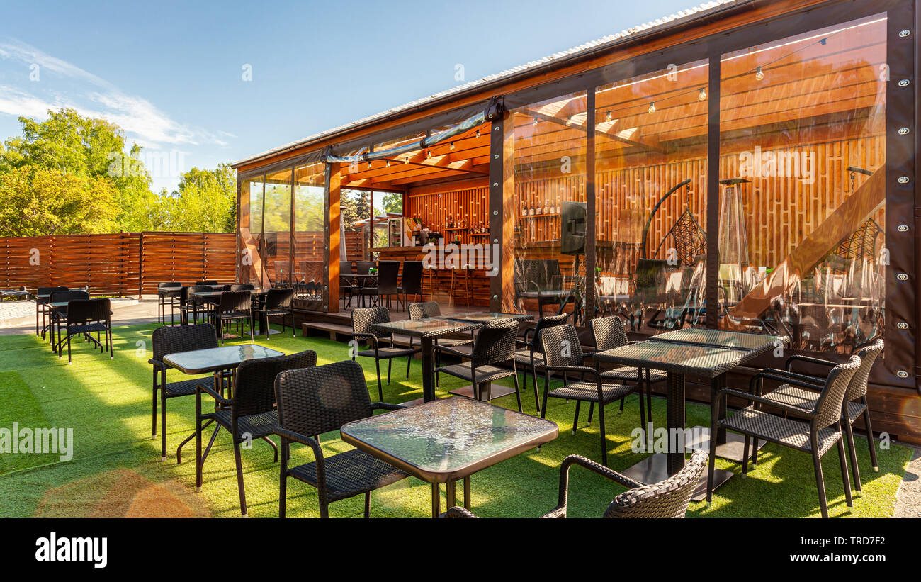 Vide d'été à park café en plein air. Bar avec un design moderne, des murs  en bois, des tabourets de bar, bar en bois, tables Photo Stock - Alamy