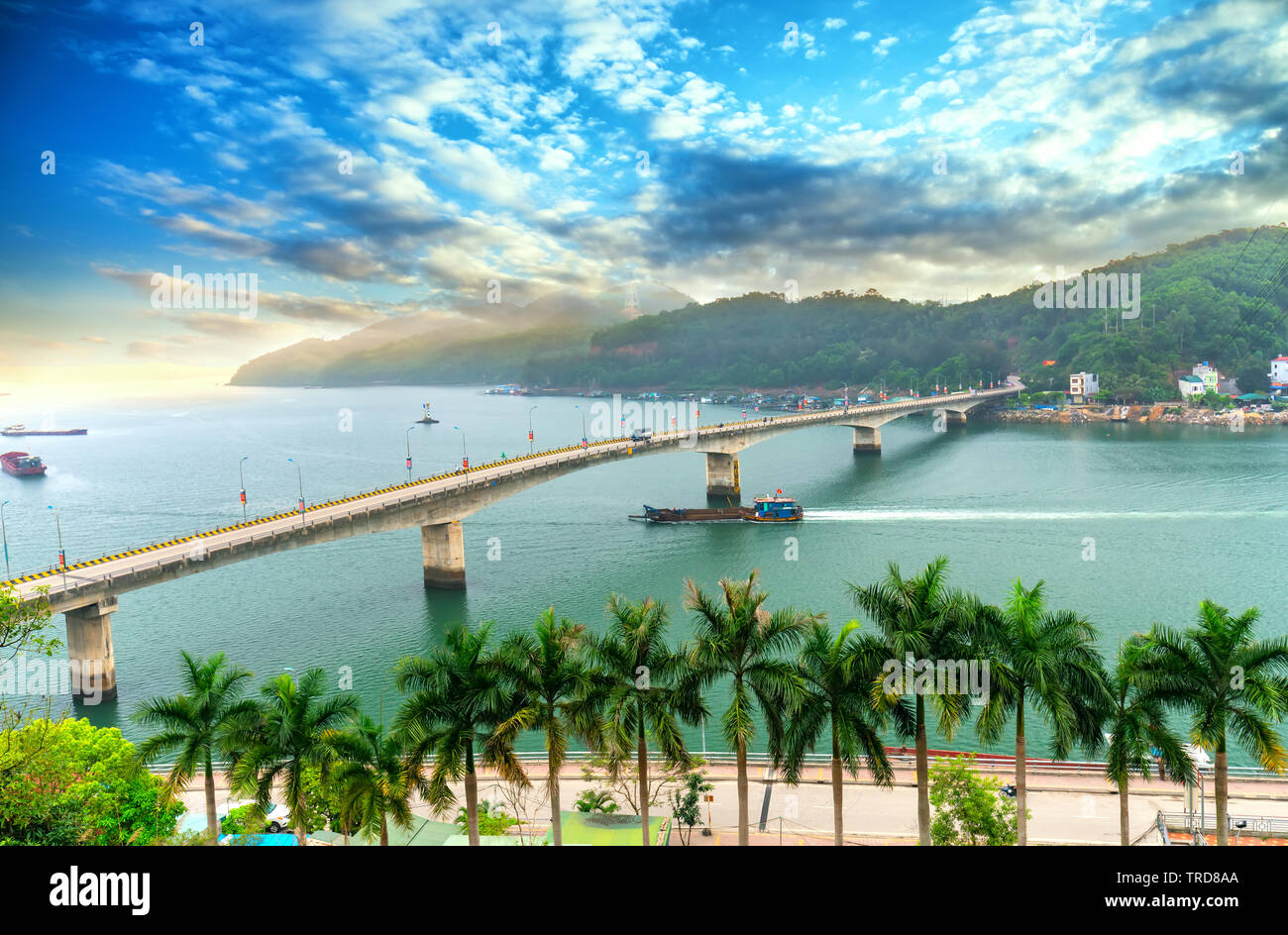 Van Don pont connecte Cam Pha Ville de Van Don péninsule à Quang Ninh, Vietnam Banque D'Images