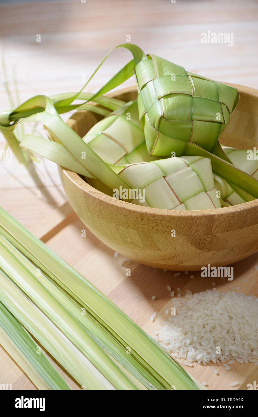 Ketupat, gâteau de riz en forme de diamants Pouch fabriqués à partir de tissus de feuilles de cocotier Banque D'Images