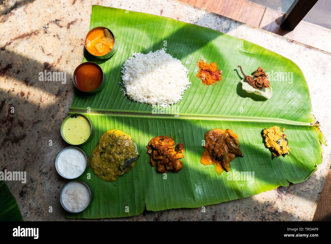 South Indian Thali végétarien sur une feuille de bananier Banque D'Images