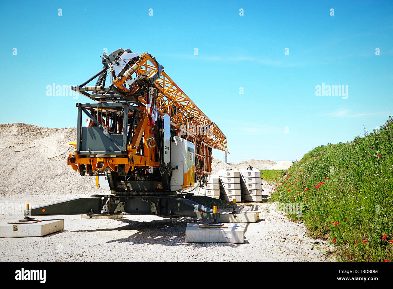 GARCHING, ALLEMAGNE - 2 juin 2019 une grue sur camion pour l'industrie de la construction stationné près d'un chantier de construction Banque D'Images