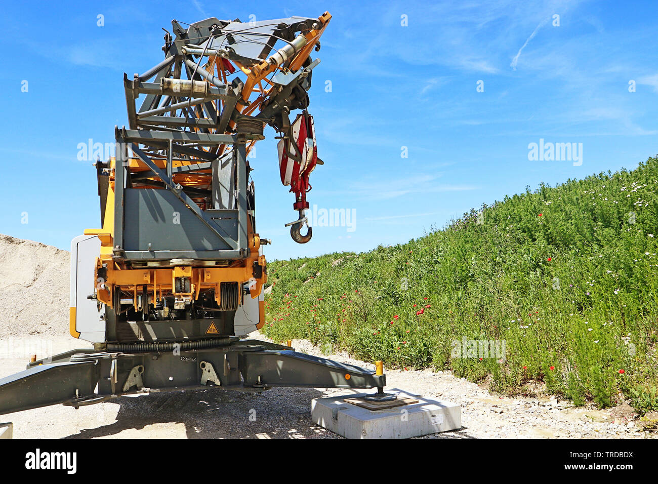 Une grue sur camion pour l'industrie de la construction stationné près d'un chantier de construction Banque D'Images
