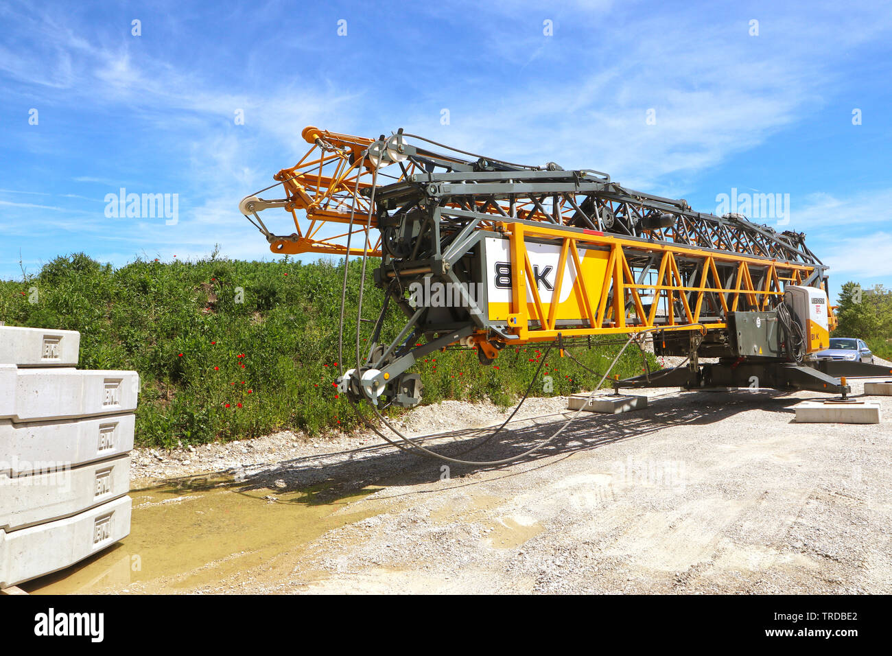 GARCHING, ALLEMAGNE - 2 juin 2019 une grue sur camion pour l'industrie de la construction stationné près d'un chantier de construction Banque D'Images