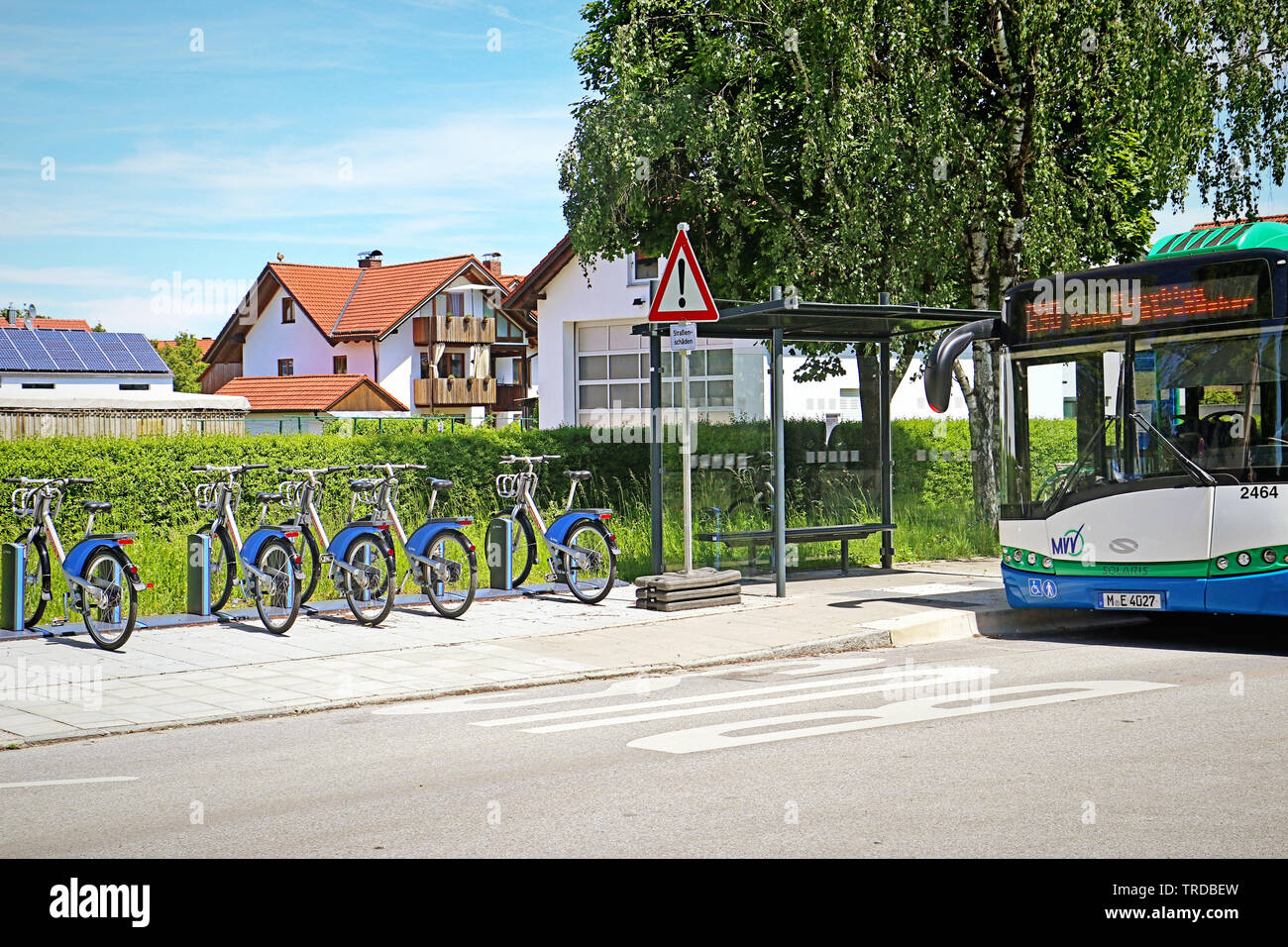 GARCHING, ALLEMAGNE - Vélos électriques prêts à louer idéalement alignés sur le trottoir près de l'arrêt de bus. Banque D'Images