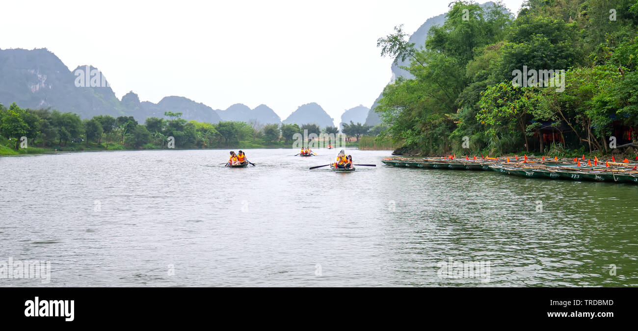 Les touristes laissant marina voyage Écotourisme visiter le paysage naturel en petit bateau le long de la rivière Banque D'Images