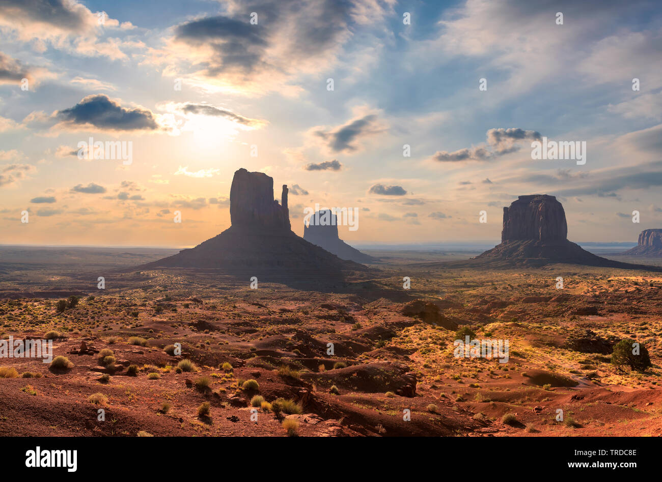 Beau lever de soleil à Monument Valley, Arizona - Utah, USA. Banque D'Images