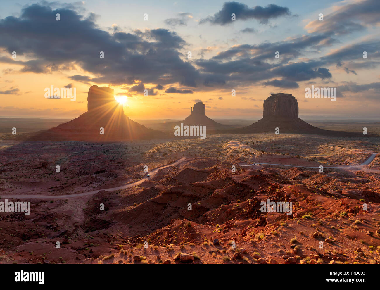 Beau lever de soleil à Monument Valley, Arizona - Utah, USA. Banque D'Images